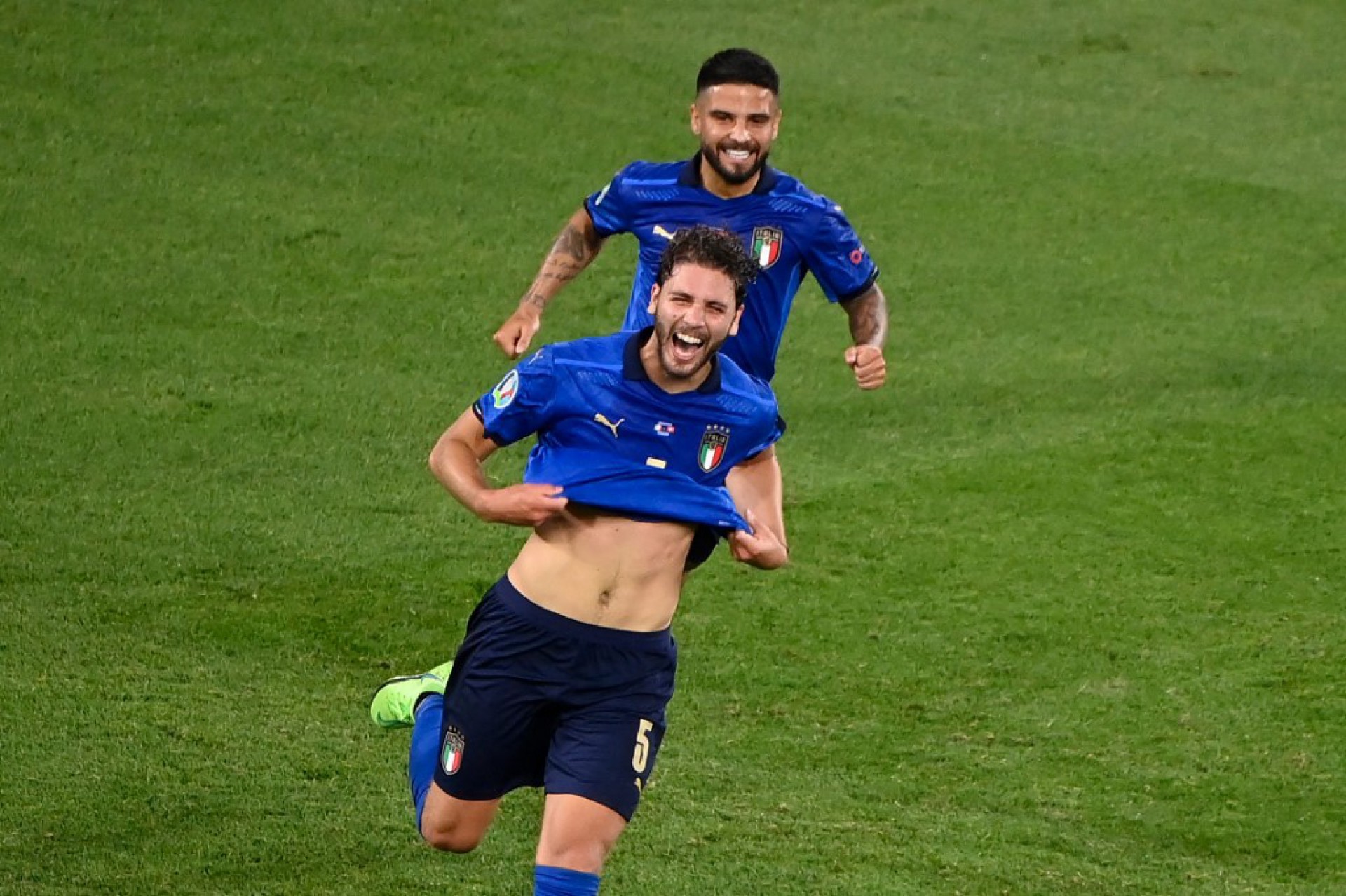 Manuel Locatelli (à frente) marcou dois gols e foi o artilheiro da vitória da Itália sobre a Suíça (Foto: Riccardo Antimiani / POOL / AFP)