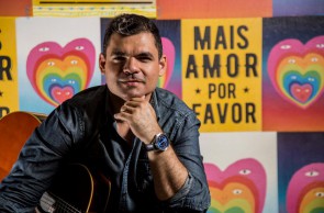 O cantor e compositor cearense Edu Asaf se apresenta neste sábado, 3, no Projeto Duetos