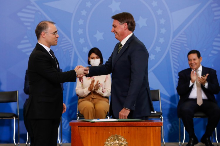 Jair Bolsonaro usou caneta de R$ 0,55 durante assinatura do termo que deu posse aos ministros em 2019 (Foto: Alan Santos/Presidência da República)