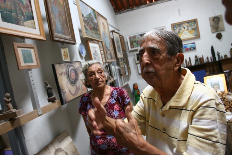 Casal de artistas pl&aacute;sticos  Nice e Estrigas Firmeza(Foto: Rodrigo Carvalho, em 30/10/2008)