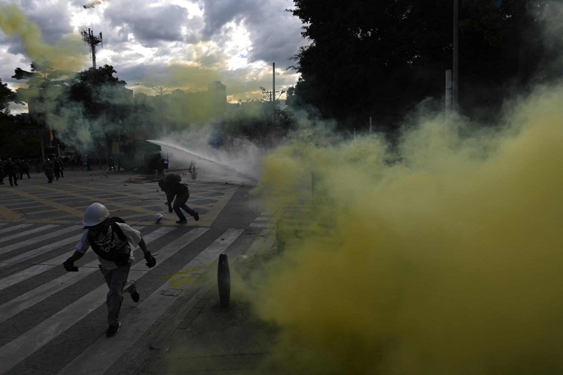Manifestantes enfrentam tropas de choque durante um protesto contra o governo do presidente colombiano Ivan Duque em Medellín, Colômbia, em 20 de julho de 2021, em meio às comemorações do Dia da Independência no país. (Foto de JOAQUIN SARMIENTO / AFP)(Foto: JOAQUIN SARMIENTO / AFP)