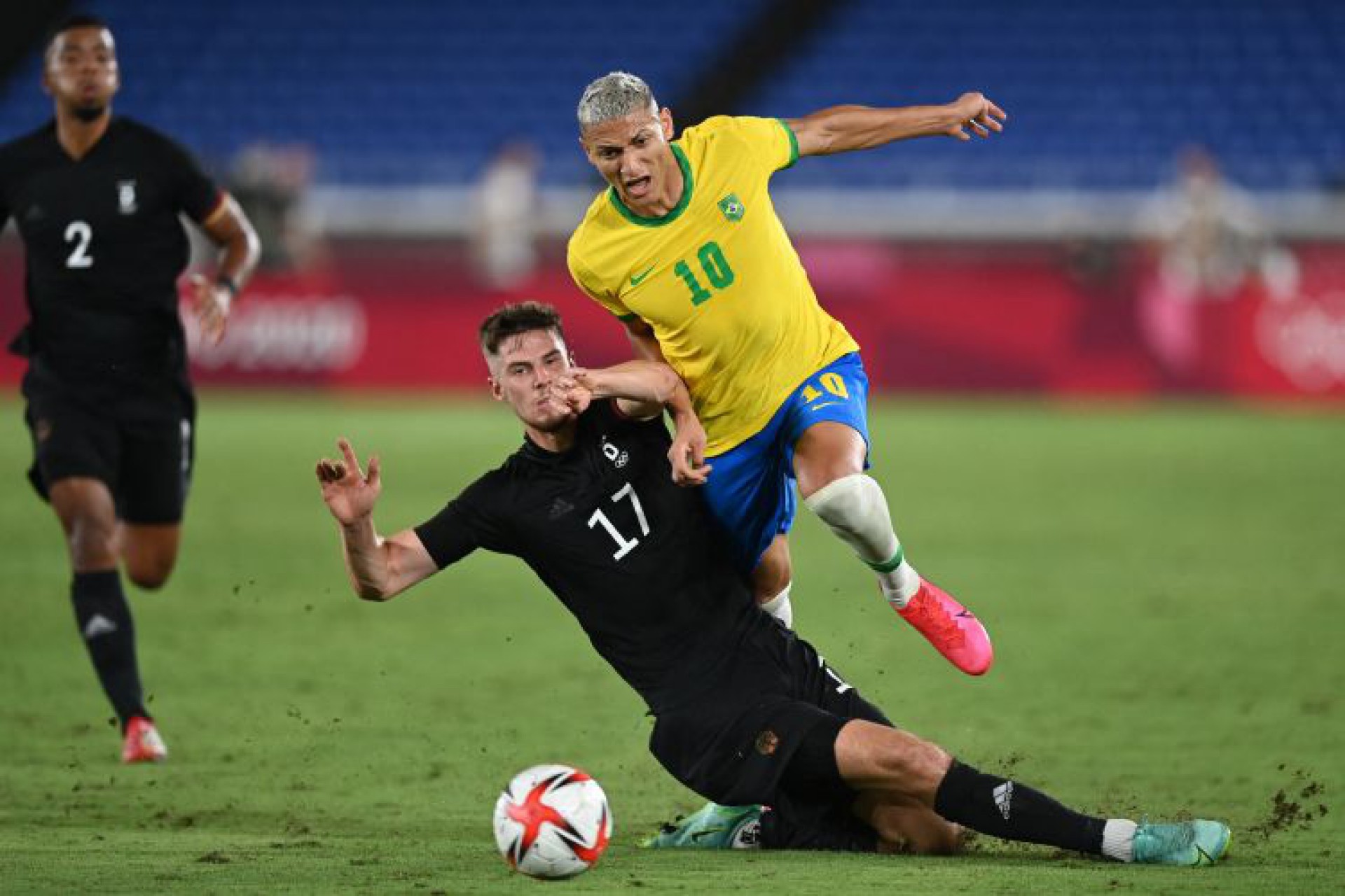 Richarlison marcou três gols na vitória do Brasil sobre a Alemanha (Foto: DANIEL LEAL-OLIVAS / AFP)