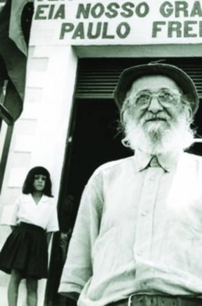 Paulo Freire em Angicos, no Rio Grande do Norte (RN), 30 anos depois, recebe homenagem na escola José Rufino, em 1993(Foto: Acervo Paulo Freire)