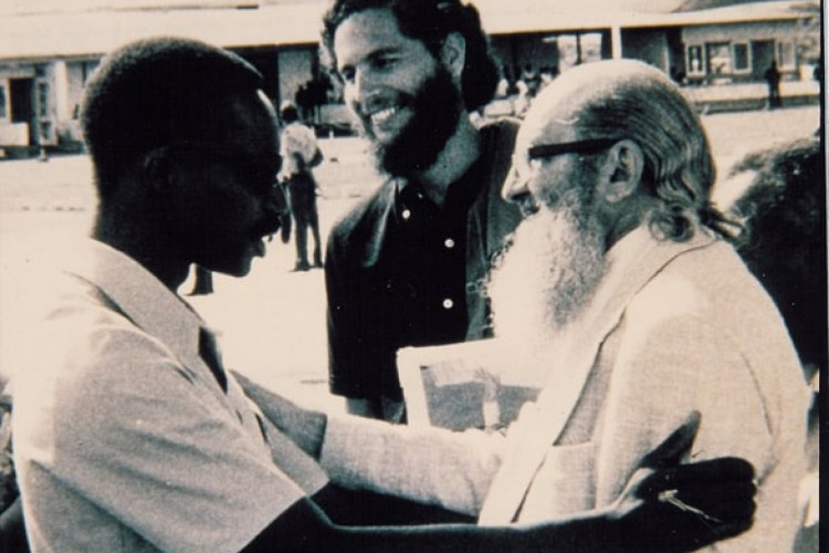 Paulo Freire, ao lado de Miguel Darcy de Oliveira, do Instituto de Ação Cultural (Idac), e de Mário Cabral, ministro da Educação de Guiné-Bissau, África, em 1978(Foto: Acervo Paulo Freire)