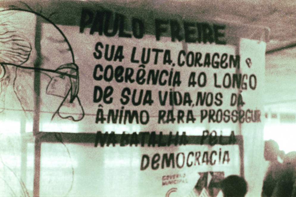 Faixa em homenagem às lutas de Paulo Freire, em fotografia de 1996(Foto: Acervo Paulo Freire)