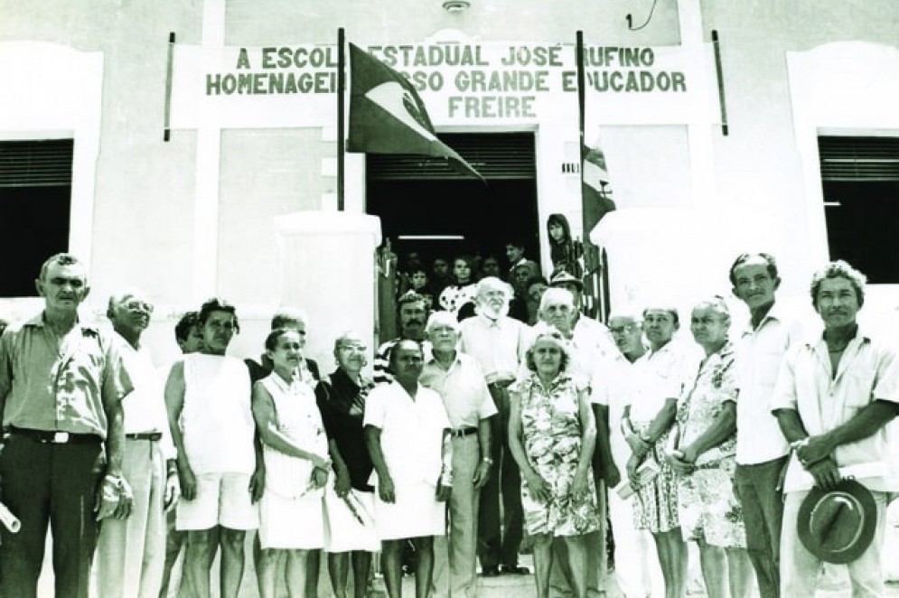 De volta a Angicos, no Rio Grande do Norte (RN), 30 anos depois da experiência de alfabetização na cidade, Paulo Freire recebe homenagem na escola José Rufino, em 1993(Foto: Acervo Paulo Freire)