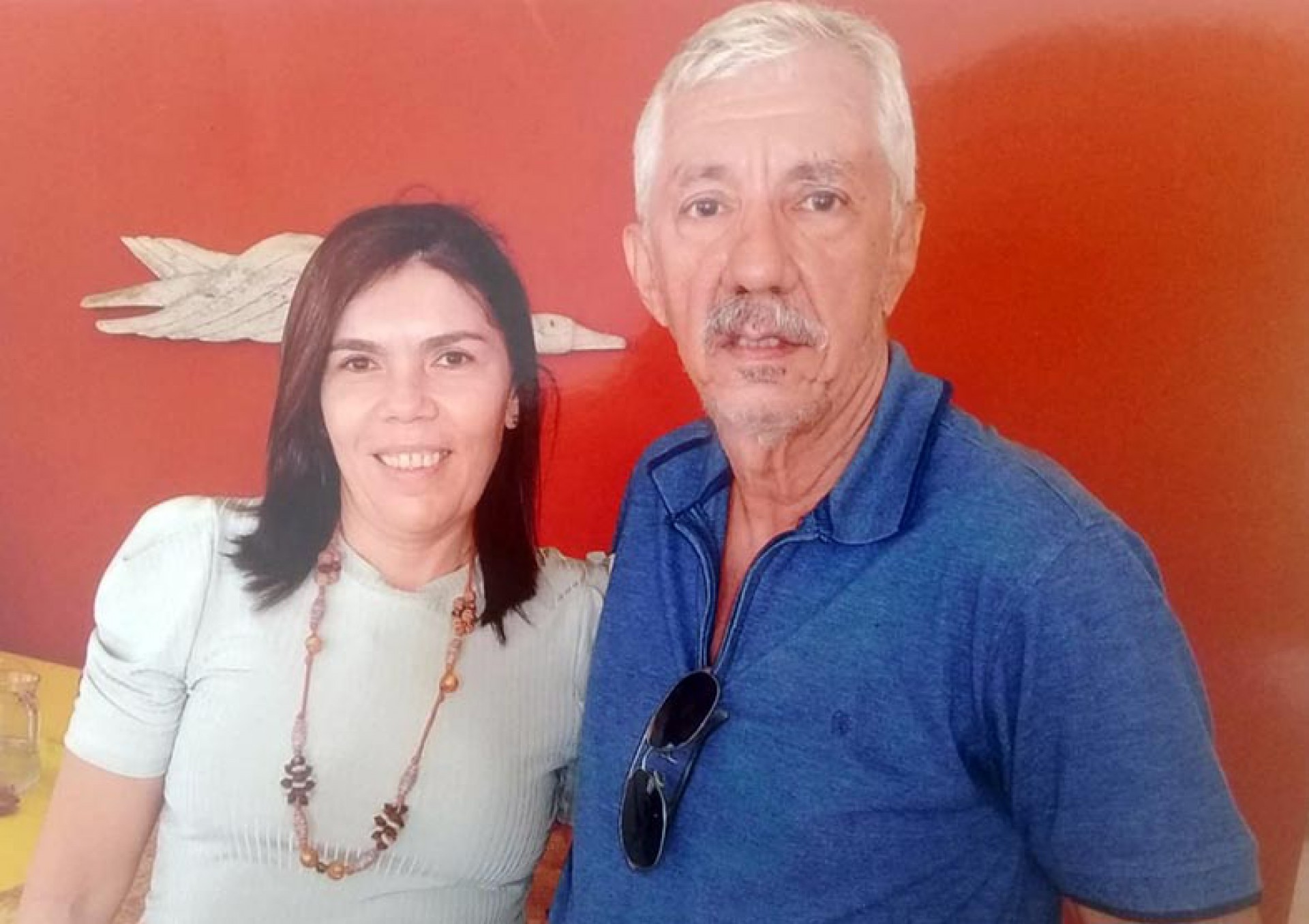 Luciene e César Catrib, na perpetuação das cinzas de Rodrigo Oliveira, no Albergue Universitário 
 (Foto: 020821lucio)