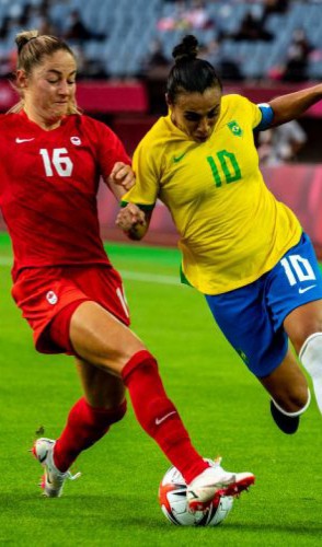 Marta tenta jogada contra a marcação da defesa do Canadá(foto: Philip FONG / AFP)