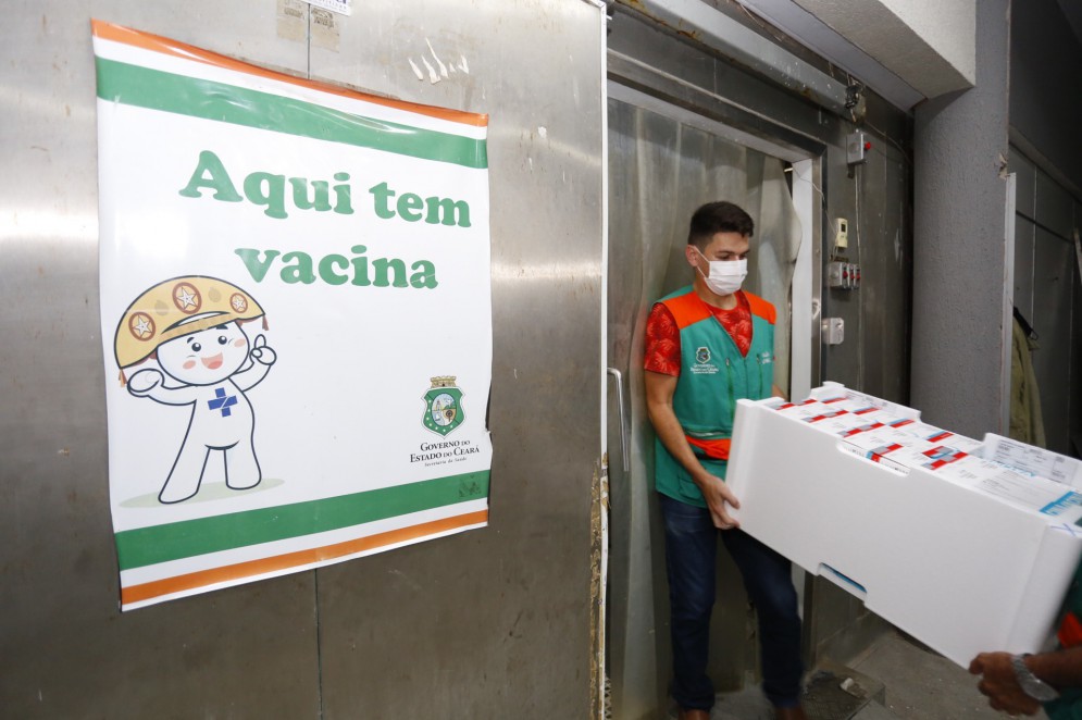 CHEGADA DE LOTE 40 COM 51480 DOSES DA VACINA PFIZER E 86.500 DOSES DA VACINA ASTRAZENECA NA CENTRAL DE ARMAZENAMENTO E DISTRIBUIÇÃO DE IMUNOBIOLÓGICOS (CEADIM) DA SECRETARIA DE SAUDE DO CEARA; MEDIDAS DE COMBATE A PANDEMIA DA COVID 19; SESA;SAUDE; VACINAS; FOTO © TATIANA FORTES/ GOV. DO CEARA