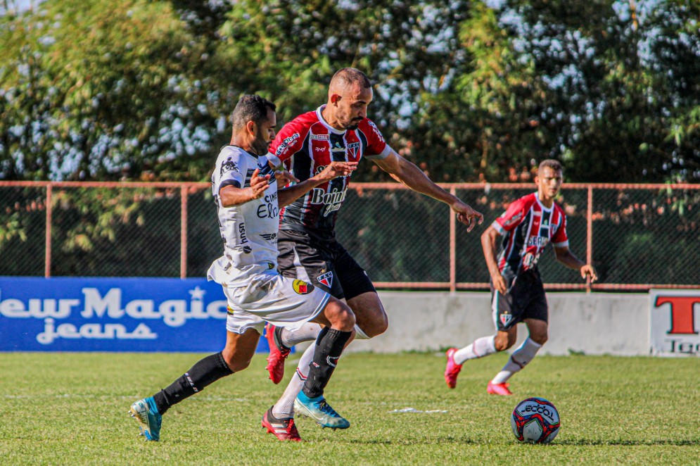 Zagueiro Vitão, do Ferroviário, em duelo diante do Botafogo-PB, pela Série C, no estádio Elzir Cabral.