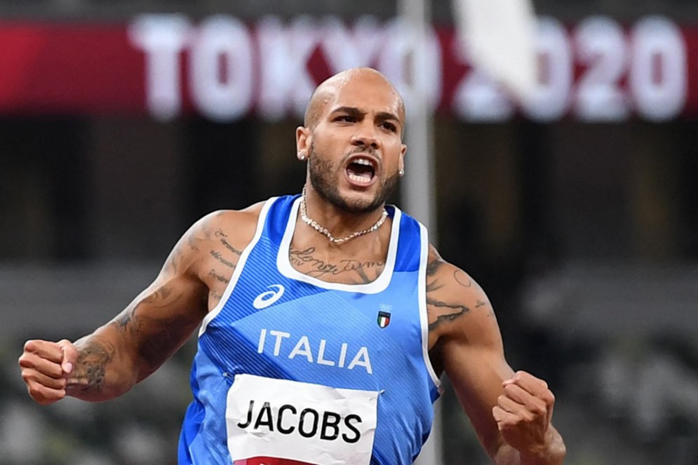 Marcell Jacobs, da It&aacute;lia, comemora a vit&oacute;ria da final dos 100m masculinos 