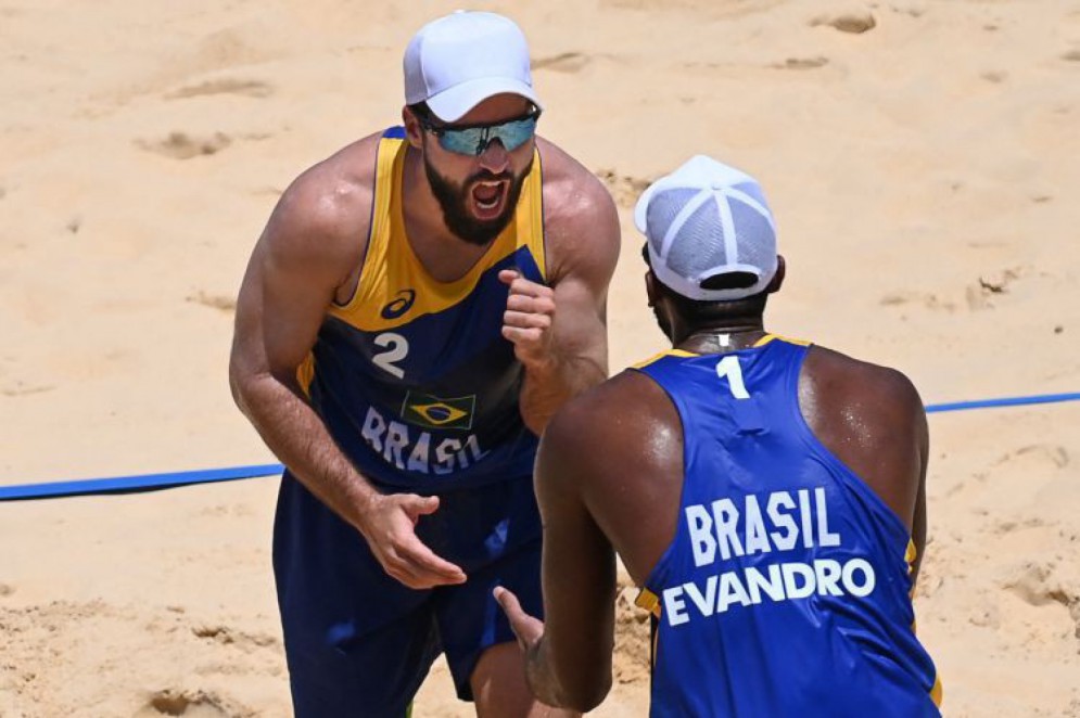 Dupla Evandro e Bruno Schmidt perdeu para a Letônia no vôlei de praia por 2 sets a 0; com a derrota na disputa, brasileiros estão fora da disputa na Olimpíada de Tóquio