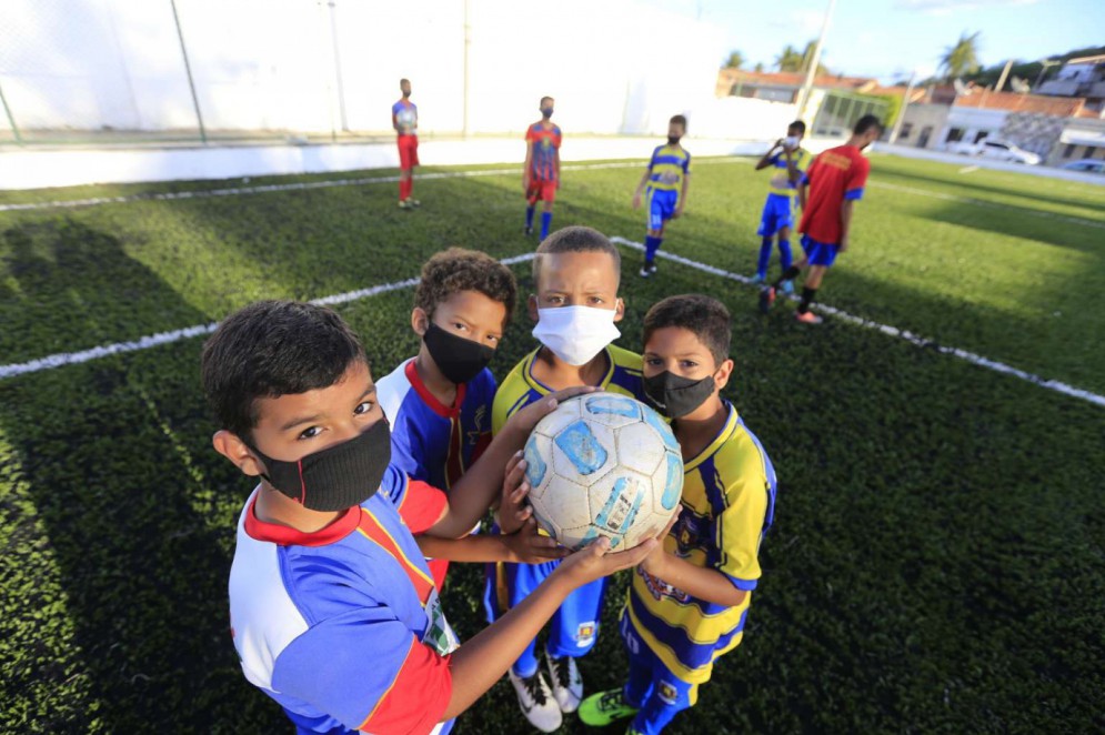 O equipamento tem formato de campo de jogo society