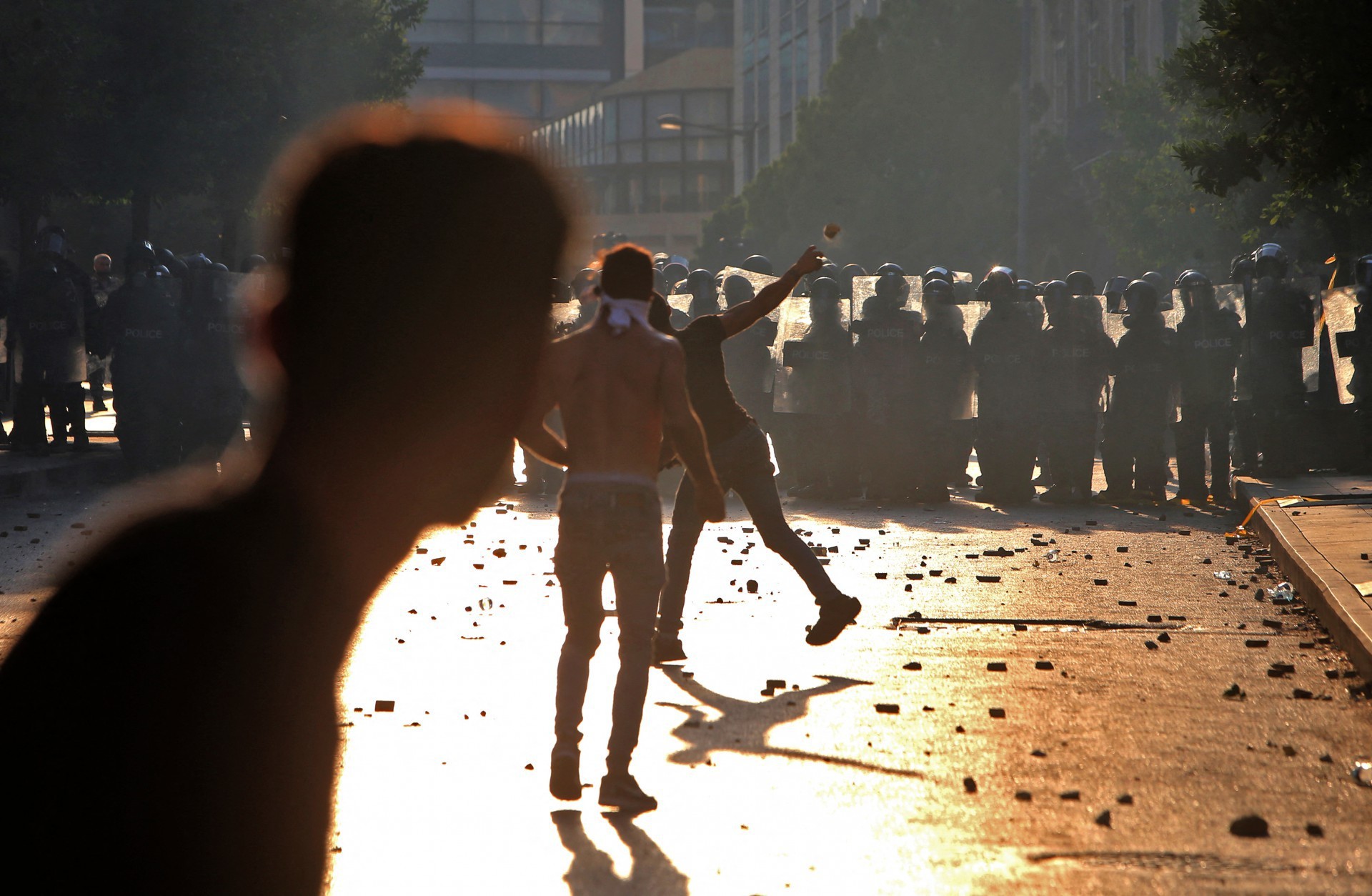 EXÉRCITO
 e manifestantes entraram em conflito ontem em Beirute um ano após a tragédia no porto (Foto: AFP)