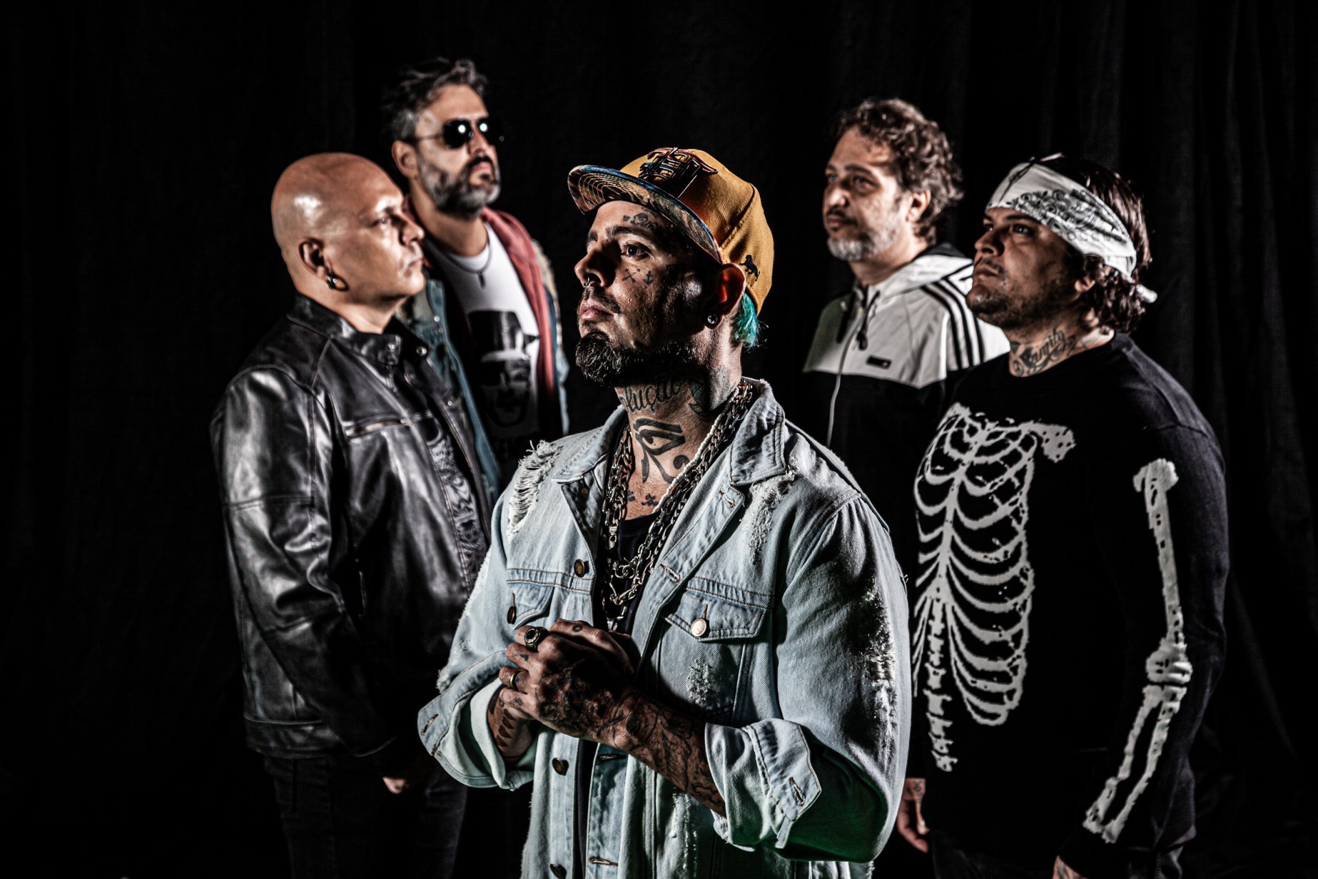 O Detonautas Roque Clube lança singles desde 2020 sobre eventos que têm acontecido no Brasil (Foto: Bruno Kaiuca/Divulgação)