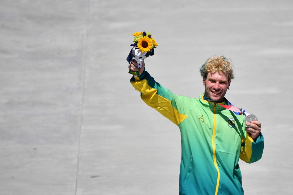 Pedro Barros com a medalha de prata no skate park nas Olimpíadas de Tóquio 2020