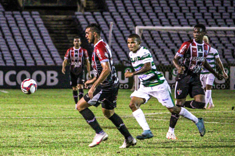 Atacante Edson Cariús com a bola no jogo Altos-PI x Ferroviário, no estádio Albertão, em Teresina, pela Série C