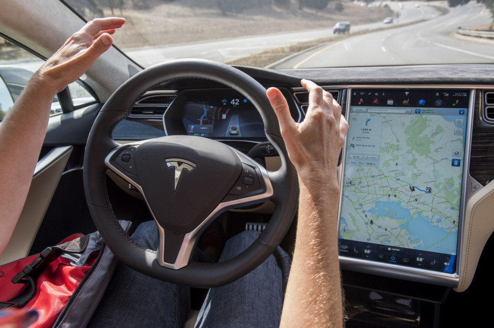 A Tesla responde a processos judiciais, pois vários de seus "autônomos" já se envolveram em acidentes, alguns com vitimas fatais
