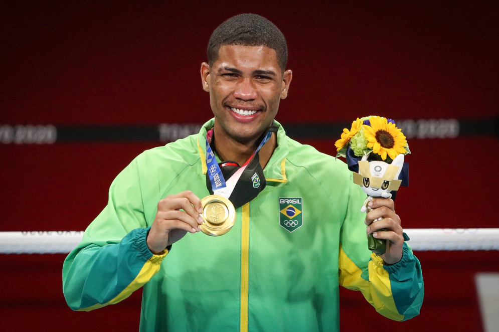 Baiano Hebert Conceição com medalha de ouro no pódio após final do boxe masculino categoria peso médio nas Olimpíadas Tóquio 2020