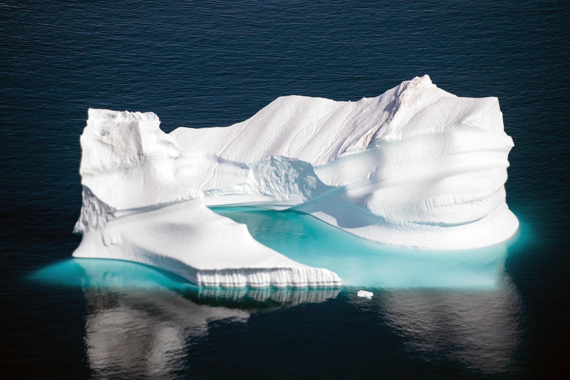 (ARQUIVOS) Nesta foto de arquivo tirada em 15 de agosto de 2019, uma foto aérea tirada em 15 de agosto de 2019 mostra um iceberg flutuando ao longo da costa leste da Groenlândia perto de Kulusuk (também chamado de Qulusuk). Aumento da temperatura global, aumento do nível do mar, intensificação de eventos extremos ... A publicação do relatório do Painel Intergovernamental sobre Mudanças Climáticas (IPCC) está prevista para 9 de agosto
 (Foto: Jonathan NACKSTRAND / AFP)