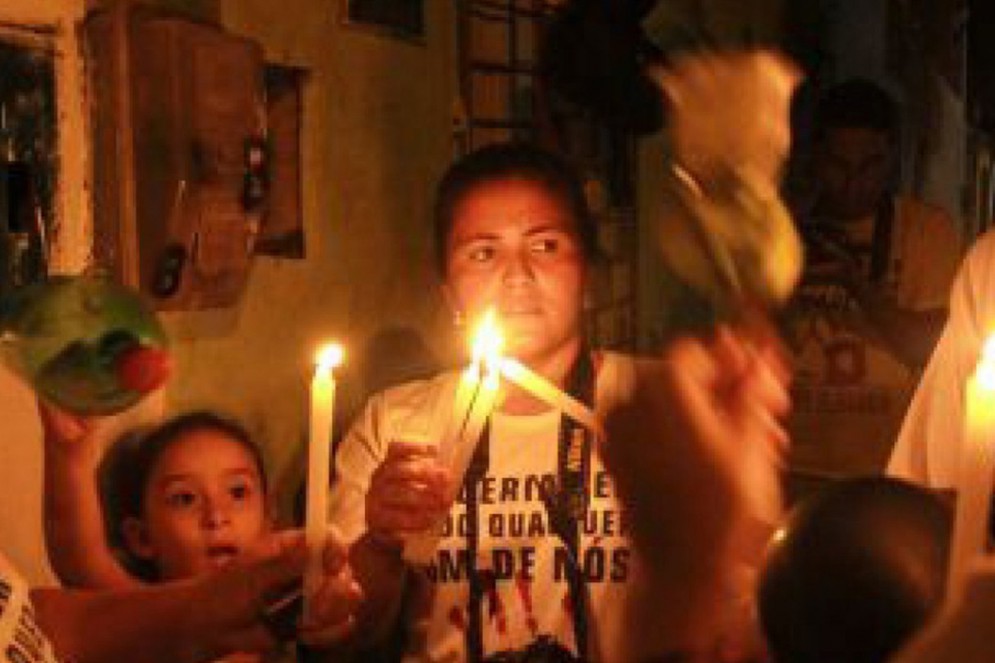 CAPA - Moradores do bairro Curió ascendem velas em homenagem as vítimas da chacina de 11 pessoas na Grande Messejana. Manifestação e caminhada pela paz no bairro Curió(Foto: TATIANA FORTES, em 18 de novembro de 2015)