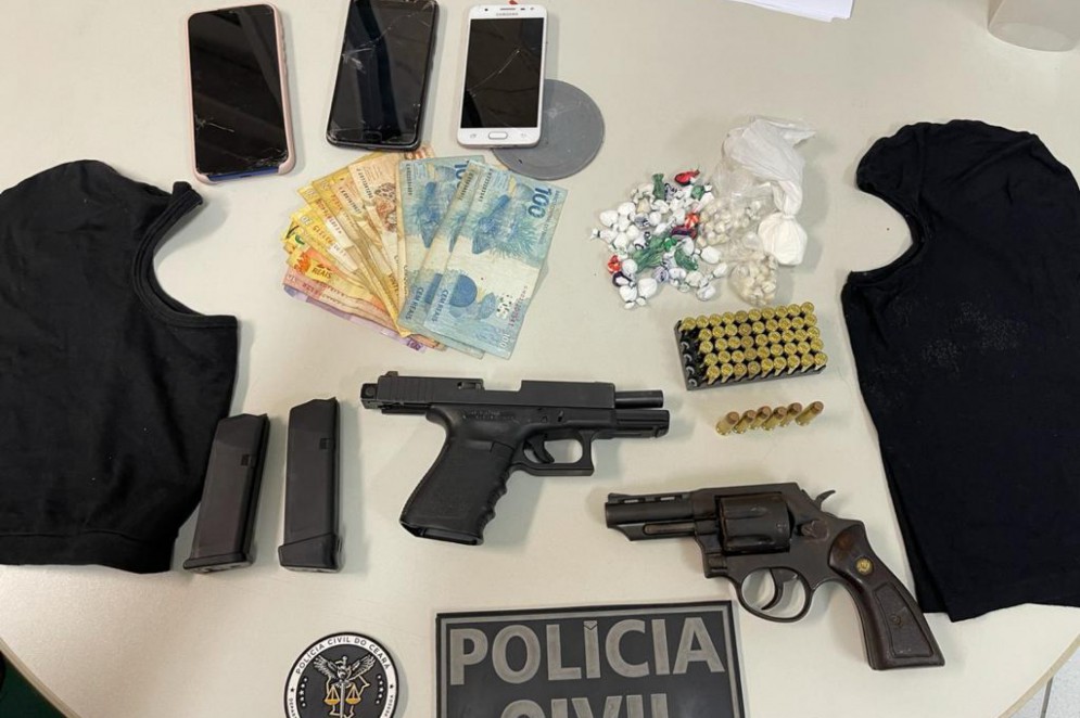 Material apreendido na prisão do trio suspeito de praticar homicídios no contexto da dissidência do Comando Vermelho na Grande Messejana