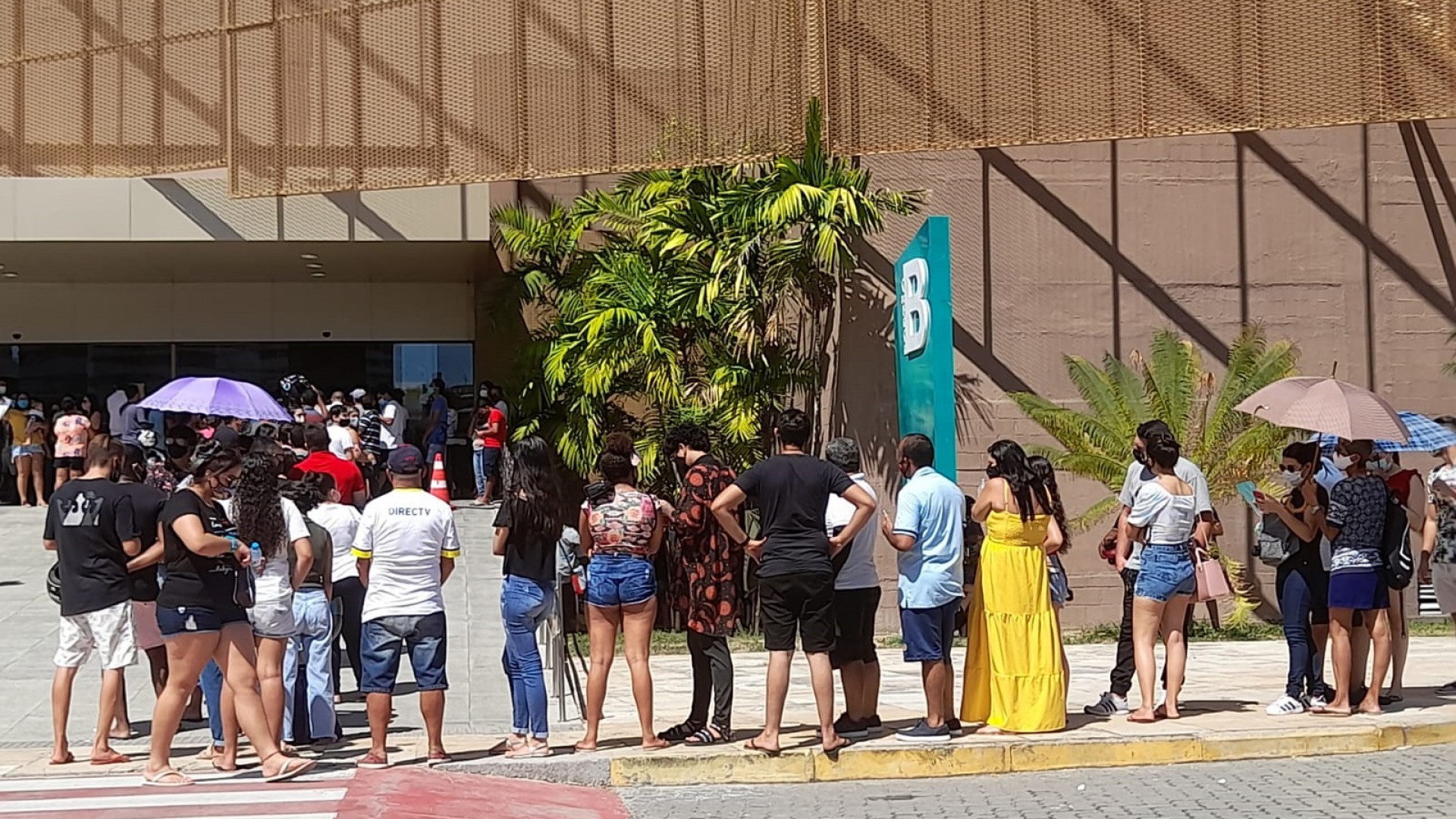 Pessoas buscam a vacinação no Centro de Eventos do Ceará (Foto: acervo pessoal)