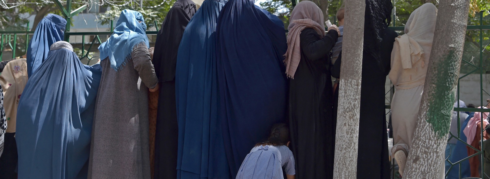 MULHERES afegãs serão as vítimas mais imediatas da restrição de liberdades civis(Foto: WAKIL KOHSAR / AFP)