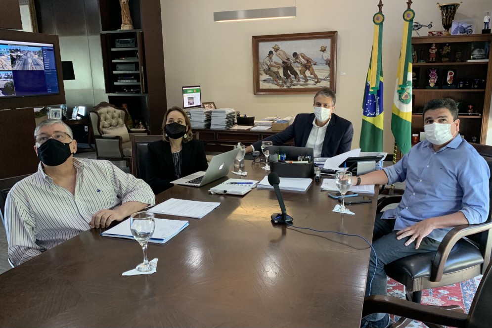 Governador Camilo Santana, ao centro, e secretários Chagas Vieira (à direita), Fernanda Pacobahyba e Maia Júnior (ambos à esquerda) participaram de reunião virtual com presidente e outros representantes da Ford