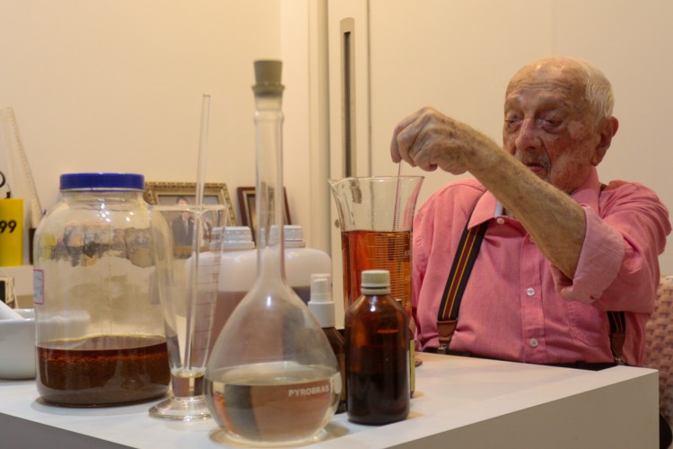 Dr. Felizardo de Pinho Pessoa, o farmacêutico mais antigo em atividade no Brasil, descobriu os primeiros casos de calazar em território cearense, na década de 40 do século passado(Foto: BÁRBARA MOIRA)
