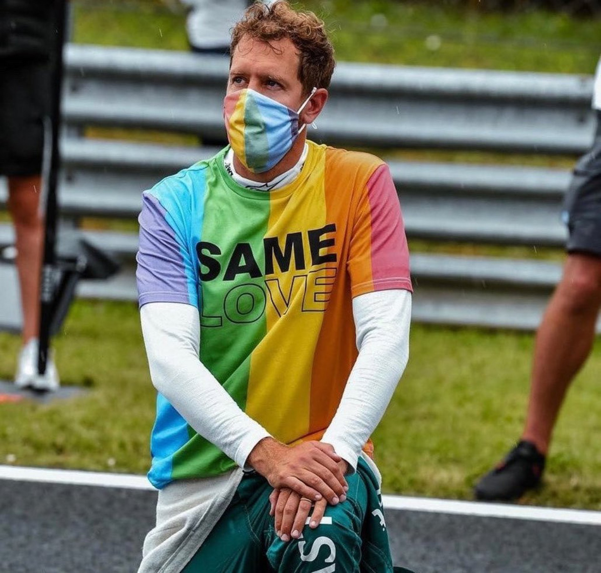 O piloto alemão Sebastian Vettel usou camisa, máscara e capacete em alusão à luta LGBTQIA+ durante o GP de Budapeste, na Hungria (Foto: Reprodução / Instagram)