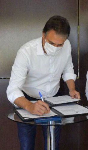 Camilo Santana sancionou a medida ao lado de Evandro Leitão, presidente da AL-CE(foto: Reprodução)