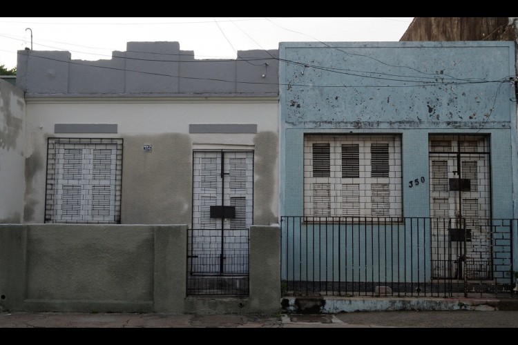 Ligações entre o ambiente doméstico e a rua se somam nos imóveis visitados pelo projeto. Na foto, casas da rua Rodrigues Junior(Foto: Marcelo Barbalho / divulgação)