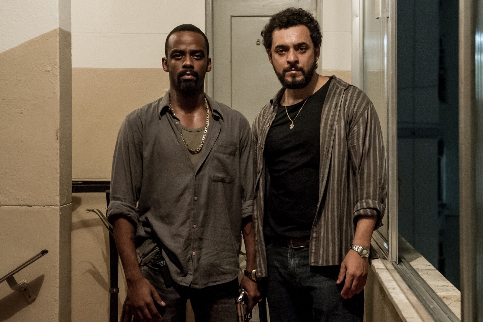 Raphael Logan (Evandro) e Rui Ricardo Dias (Morello) em imagem dos bastidores da terceira temporada de Impuros.

 (Foto: Divulgação)