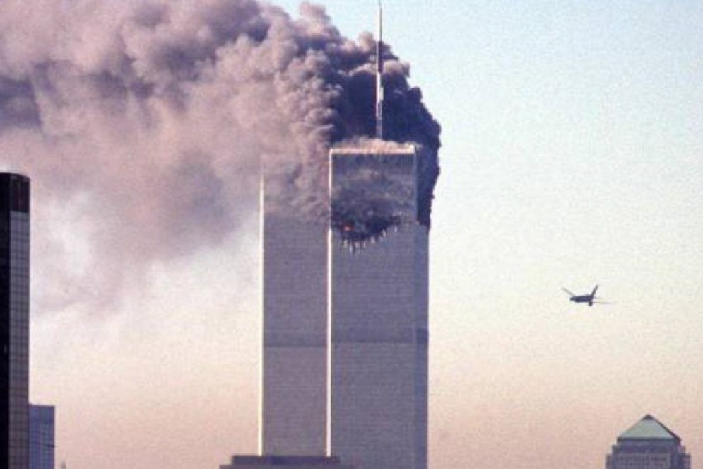 Momento em que o Boeing 767-222 do voo 175 da United Airlines se aproxima da torre sul do World Trade Center, durante o ataque terrorista de 11 de setembro de 2001, em Nova York (Foto: Seth McCallister/AFP)