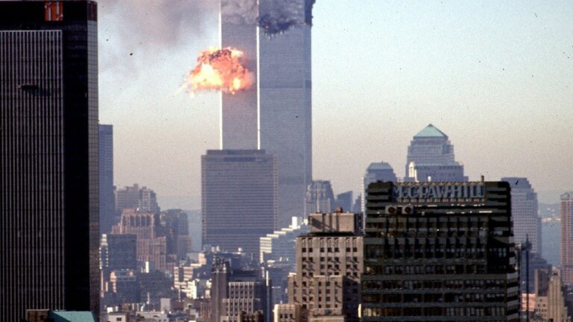 As torres-gêmeas do World Trade Center em 11 de setembro de 2001, após terem sido impactadas por dois aviões comerciais sequestrados por terroristas da Al Qaeda (Foto: AFP)