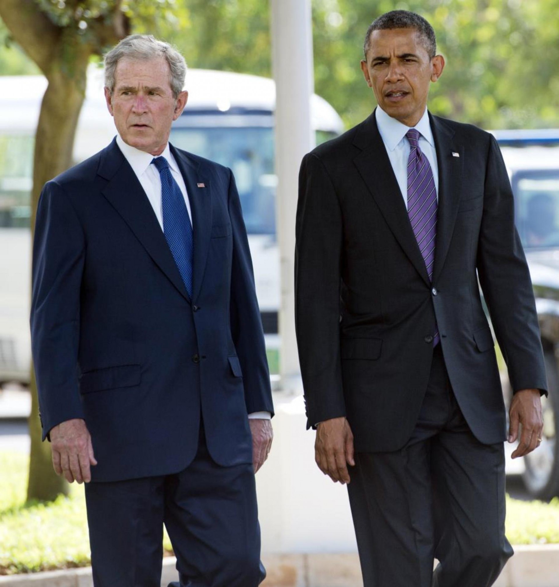 Ex-presidentes dos EUA  Barack Obama e George W. Bush governaram o país por uma década e meia após os atentados de 11 de setembro. FOTO AFP / Saul LOEB(Foto: Saul LOEB/AFP)