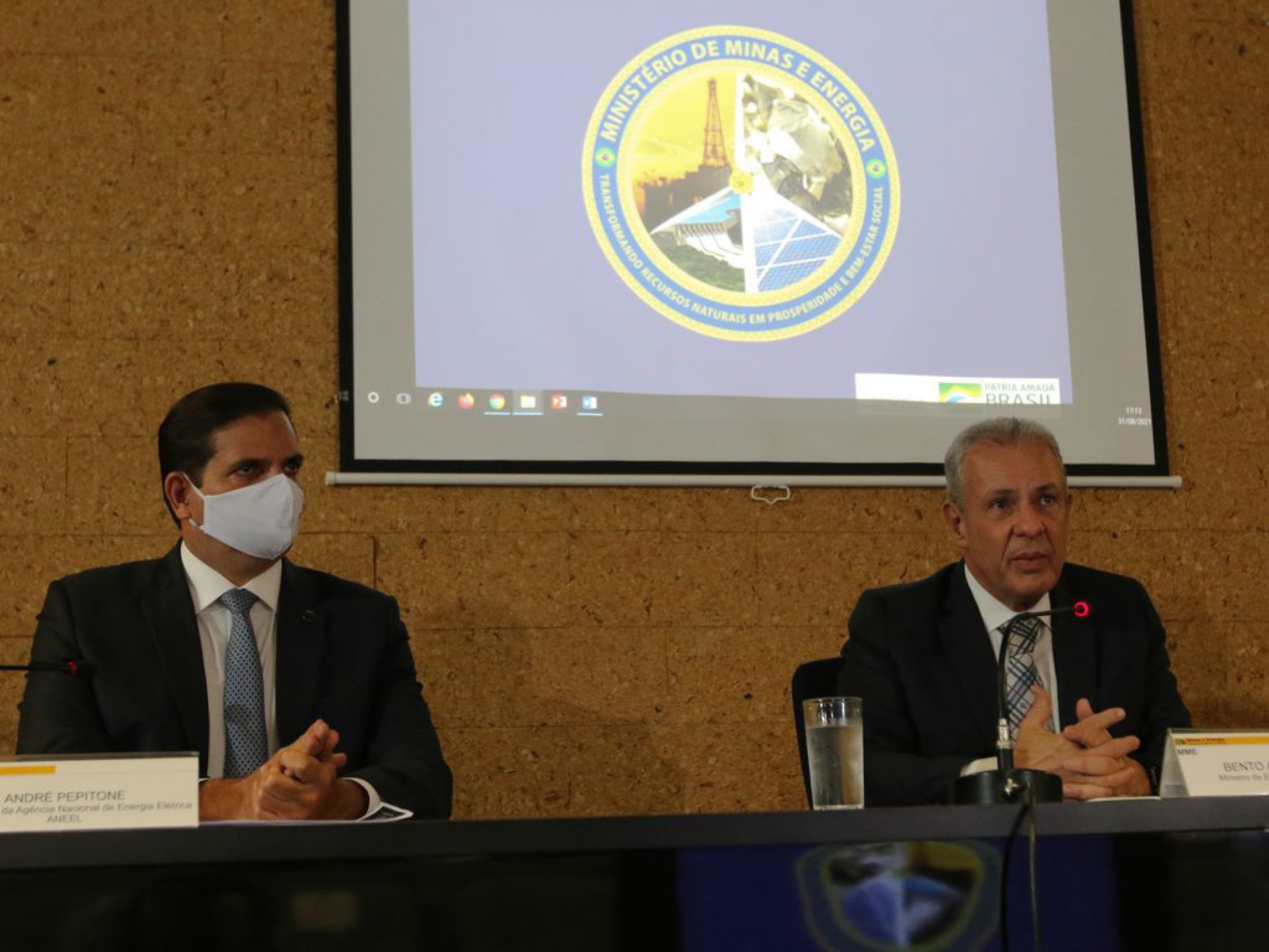 Ministro de Minas e Energia, Bento Albuquerque, juntamente com o Diretor- Geral da Agência Nacional de Energia Elétrica (Aneel), André Pepitone, durante coletiva de imprensa para apresentar o programa de incentivo à redução do consumo de energia elétrica por parte dos consumidores regulados e detalhes sobre as bandeiras tarifárias de energia. (Foto: Fabio Rodrigues-Pozzebom/Agência Brasil)