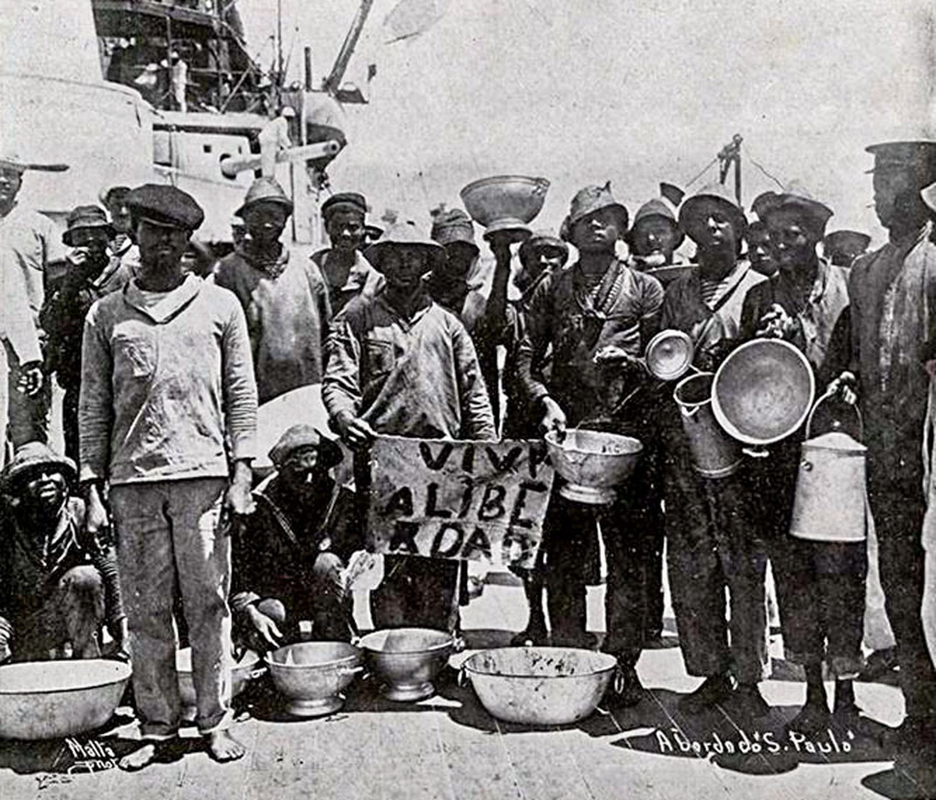 Marinheiros no encouraçado São Paulo na Revolta da Chibata (Foto: Biblioteca Nacional Digital)