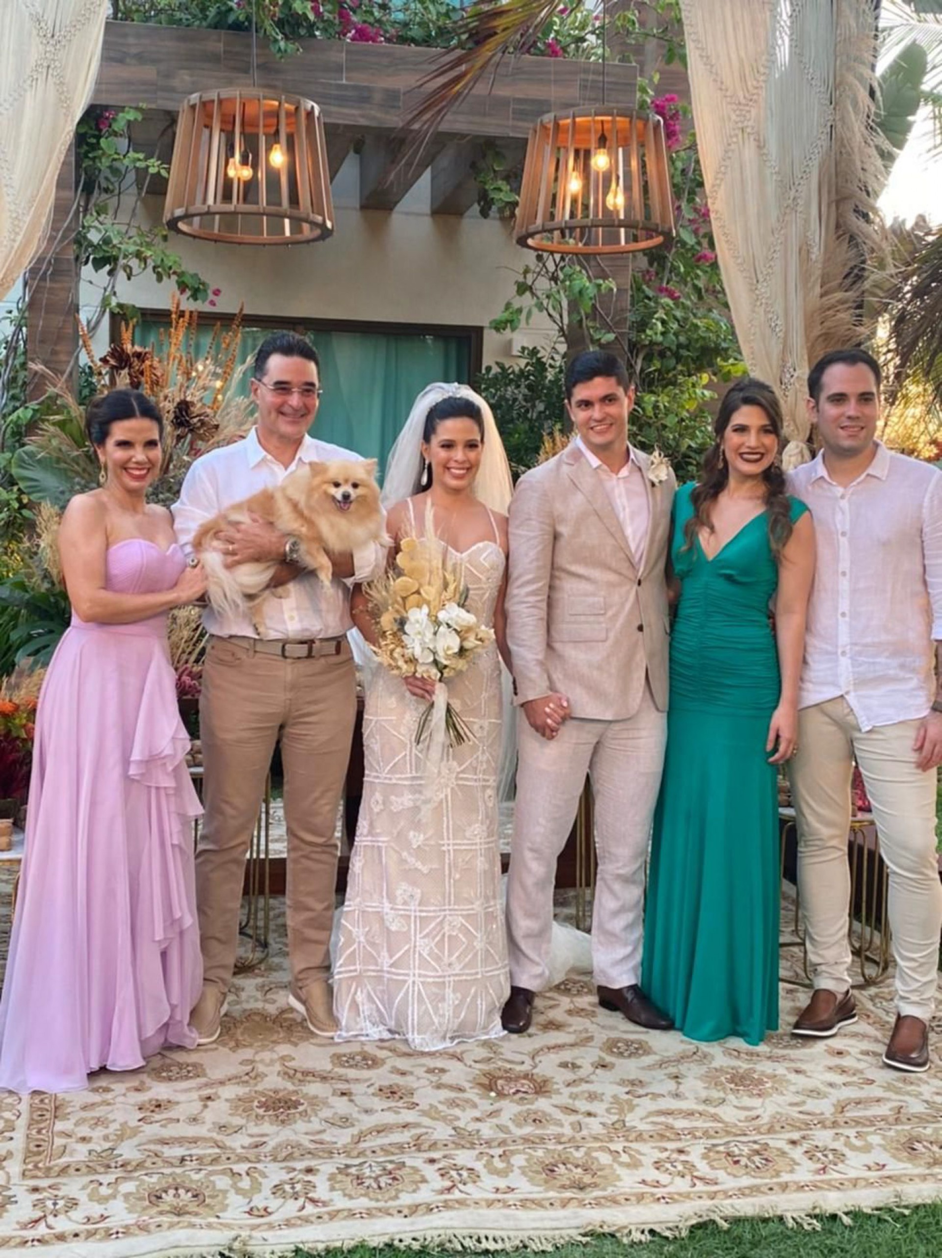 Veruska e Daniel Arruda com a mascote da família, Meg. Os noivos. Pâmela 