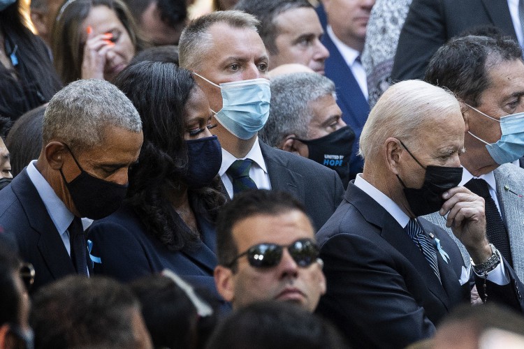 O presidente dos EUA, Joe Biden (d), com o ex-presidente Barack Obama (e), fala com a ex-primeira-dama Michelle Obama enquanto eles participam da cerimônia no Memorial Nacional de 11 de setembro que marca o 20º aniversário dos ataques de 11 de setembro ao Comércio Mundial Center, em Nova York, em 11 de setembro de 2021.(Foto: JIM WATSON / AFP)