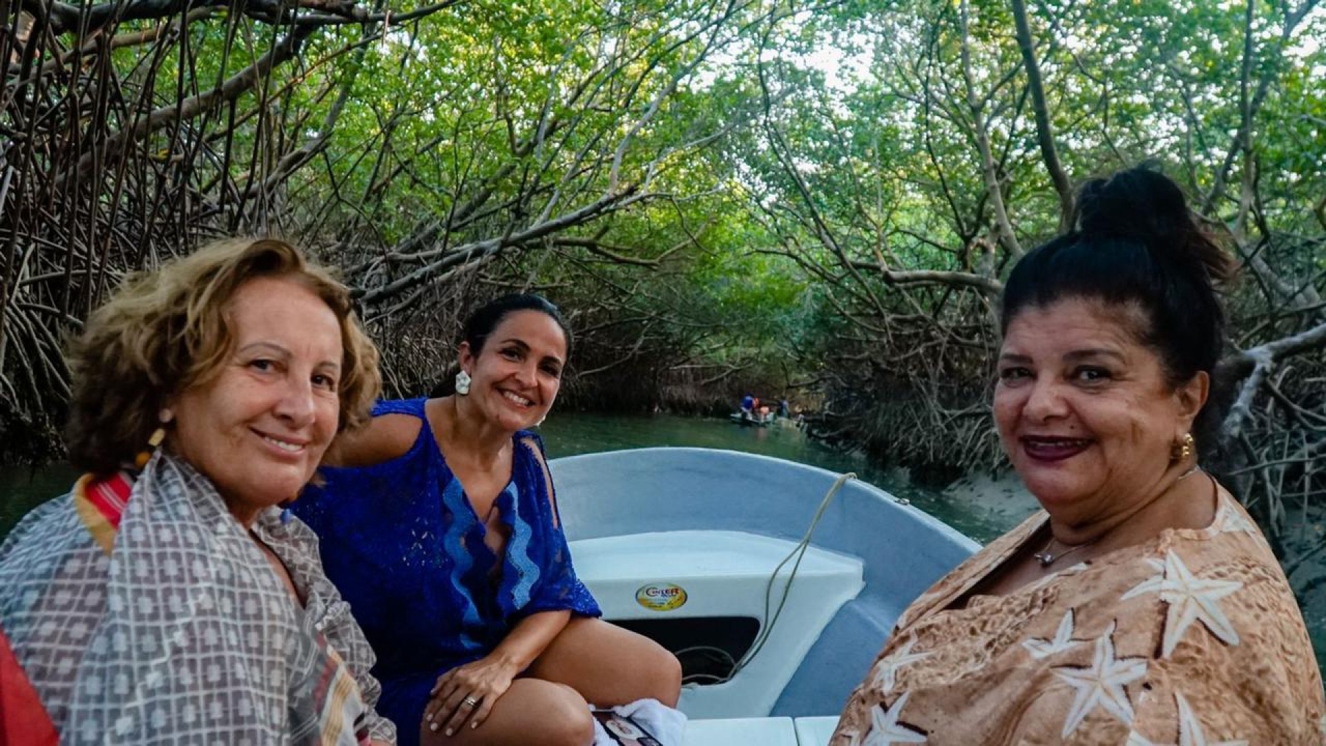 Passeio no mangue do rio Aracatiçu: Annette de Castro, Sônia Hess e Luiza Helena