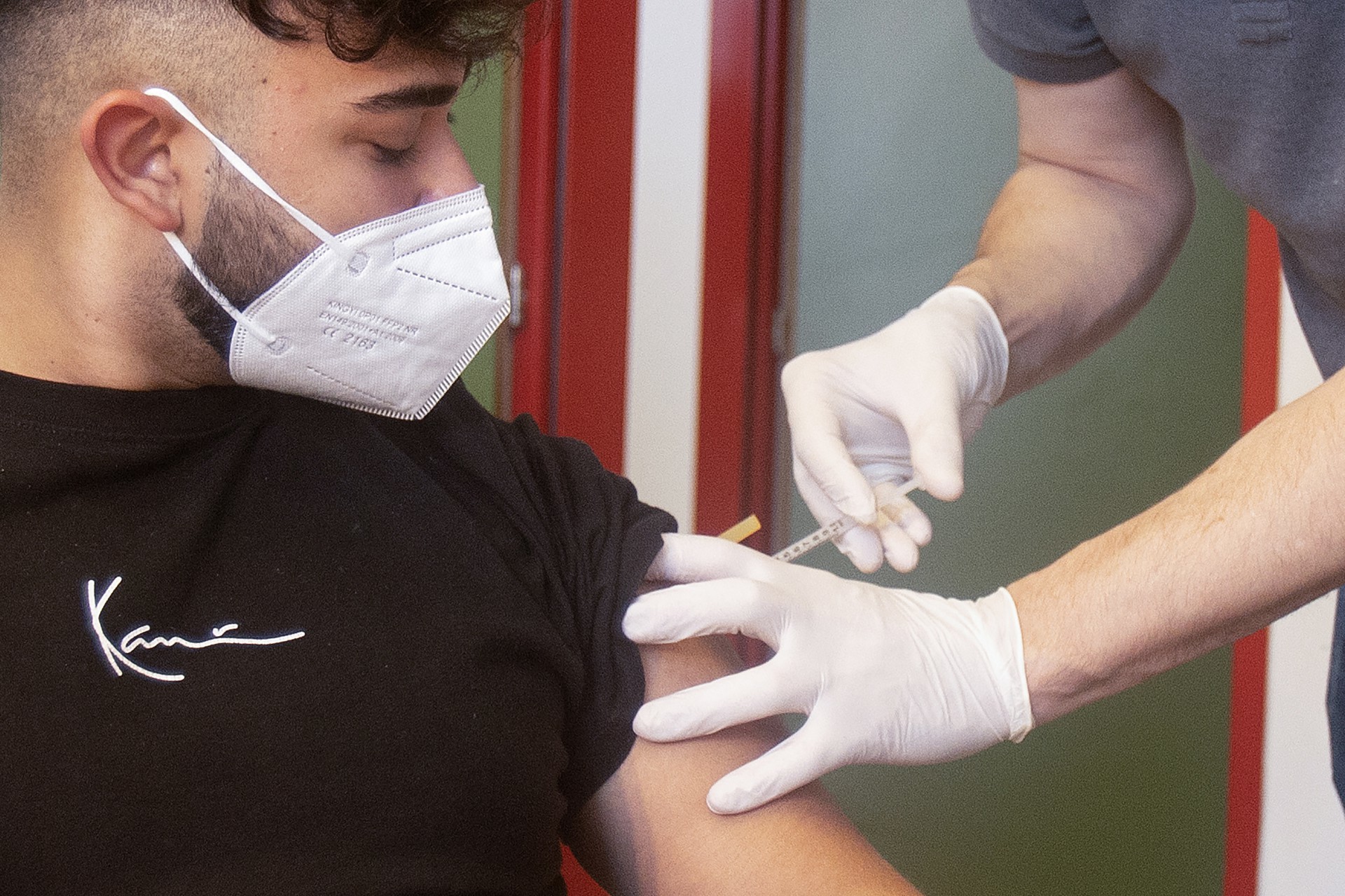 Vacina contra covid-19 (Foto: ALEX HALADA / AFP)