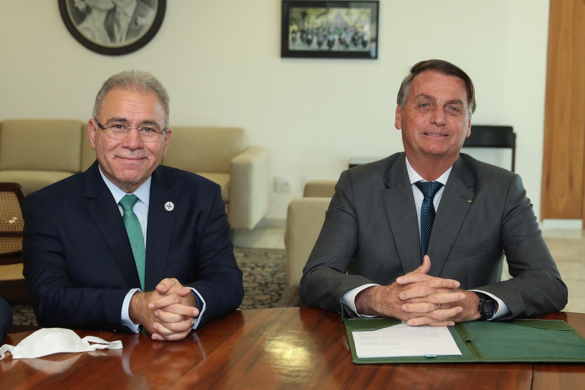 ￼NA TRANSMISSÃO, Queiroga e Bolsonaro ainda criticaram obrigatoriedade do uso de máscara (Foto: Isac Nóbrega/Presidência da República)