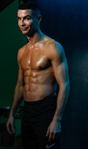 Fora os treinos no clube, ele mantém exercícios na piscina, de pilates e de ioga.