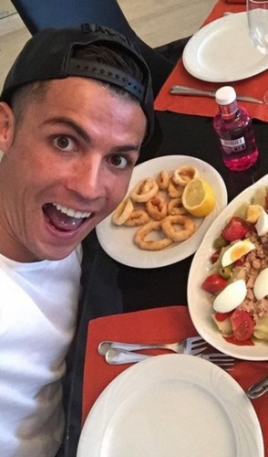 Com seis refeições por dia, ele nunca abdica do almoço e do jantar, come muitas frutas, frango e peixe.