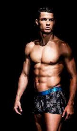 Cristiano não tem tatuagens. Além de não gostar, ficaria impedido de doar sangue, o que faz regularmente.