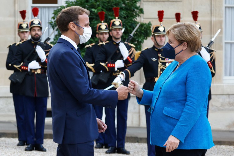 O presidente francês Emmanuel Macron (E) cumprimenta a chanceler alemã Angela Merkel quando ela chega antes de uma reunião e um jantar de trabalho no Palácio do Eliseu em Paris em 16 de setembro de 2021. (Foto de Ludovic MARIN / AFP)(Foto: Ludovic MARIN / AFP)