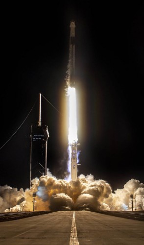 A Dragon pode levar até 7 passageiros para o espaço e é a 1ª espaçonave privada a levar humanos à estação espacial.