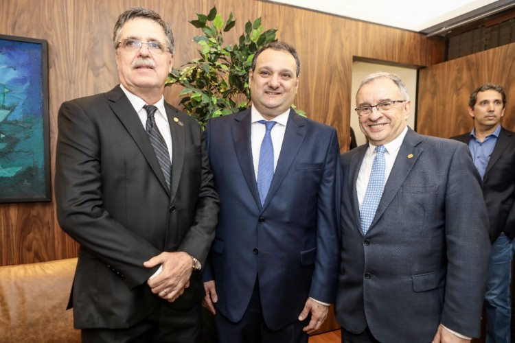 José Carlos Gama, vice-presidente da área imobiliária do Sinduscon Ceará; Patriolino Dias de Sousa, presidente do Sinduscon Ceará; e José Carlos Martins, presidente da CBIC